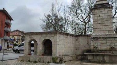 Frosolone, Molise, İtalya 13 Temmuz 2022: Filangieri Vadisi 'ndeki Lekesiz Gebeliğin 19. yüzyıl çeşmesi