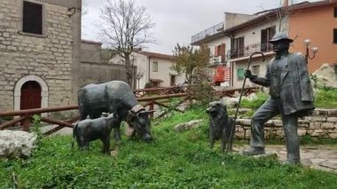 Frosolone, Molise, İtalya 30 Kasım 2023: 2017 'de Piazza Cottini' de Çoban Anıtı açıldı