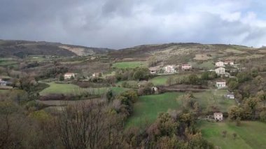 Frosolone, Molise, İtalya 13 Temmuz 2022: Corso Zampini 'de bir ara sokaktan Panorama