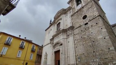 Frosolone, Molise, İtalya 13 Temmuz 2022: Piazza Municipio 'daki Santa Maria Assunta Kilisesi