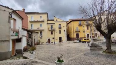 Frosolone, Molise, İtalya 13 Temmuz 2022: 17. yüzyıldan kalma Largo Vittoria 'daki San Pietro durgun haçı