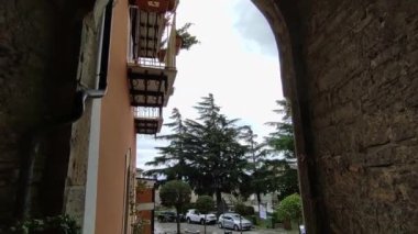 Frosolone, Molise, İtalya 13 Temmuz 2022: Ara sokaklardan tarihi merkeze bir bakış