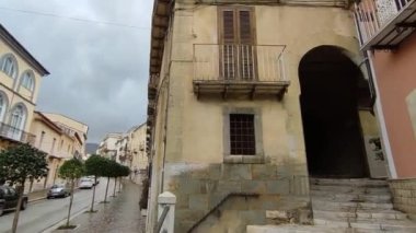 Frosolone, Molise, İtalya 13 Temmuz 2022: Ara sokaklardan tarihi merkeze bir bakış