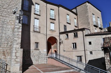 Campobasso, Molise, İtalya 9 Kasım 2023: Dar sokaklardan tarihi merkeze bir bakış