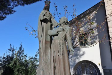 Campobasso, Molise, İtalya 9 Kasım 2023: Santa Maria del Monte Kilisesi 'nin önünde Pietrelcina' lı Aziz Pio ile birlikte Madonna heykel grubu