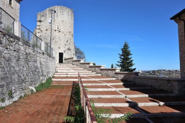 Campobasso, Molise, İtalya 9 Kasım 2023: Dar sokaklardan tarihi merkeze bir bakış