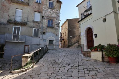 Campobasso, Molise, İtalya 9 Kasım 2023: Dar sokaklardan tarihi merkeze bir bakış