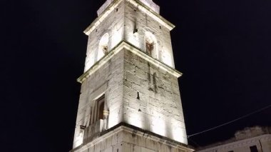 Benevento, Campania, İtalya 2 Ocak 2024: 8. yüzyıla dayanan Santa Sofia Kilisesi ve 2011 yılından bu yana UNESCO miras alanı, Corso Garibaldi boyunca saat 05: 00 sıralarında