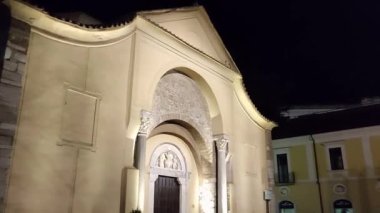 Benevento, Campania, İtalya 2 Ocak 2024: 8. yüzyıla dayanan Santa Sofia Kilisesi ve 2011 yılından bu yana UNESCO miras alanı, Corso Garibaldi boyunca saat 05: 00 sıralarında