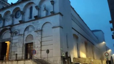 Benevento, Campania, İtalya 2 Ocak 2024: Santa Maria de Episcopio Katedrali Saat 07: 00 sıralarında