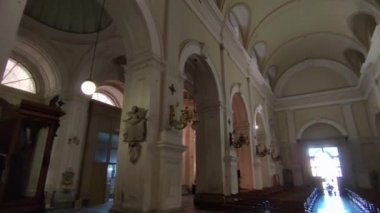 Napoli, Campania, İtalya 27 Aralık 2023: Piazza Municipio 'daki San Giacomo degli Spagnoli' nin 16. yüzyıl Papalık Kraliyet Bazilikası