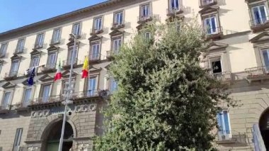 Napoli, Campania, İtalya 27 Aralık 2023: Piazza Municipio 'daki San Giacomo degli Spagnoli' nin 16. yüzyıl Papalık Kraliyet Bazilikasının girişi