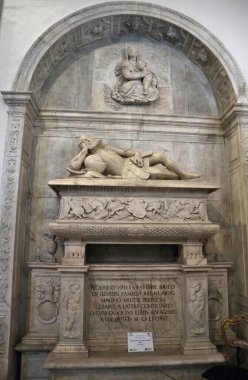 Napoli, Campania, İtalya 27 Aralık 2023: Piazza Municipio 'daki San Giacomo degli Spagnoli' nin 16. yüzyıl Papalık Kraliyet Bazilikası