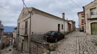 Vinchiaturo, Molise, İtalya 10 Ocak 2024: Tarihi merkezin dar sokaklarından köyün görüntüsü