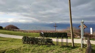 Mirabello Sannitico, Molise, İtalya 10 Ocak 2024: 20. yüzyıl Santa Maria di Monteverde kilisesi Madonna di Monteverde Antik Manastırı 'nın kalıntılarının yanında 11. yüzyıla dayanmaktadır.