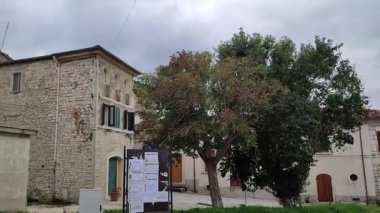 Vinchiaturo, Molise, İtalya 10 Ocak 2024: Tarihi merkezin dar sokaklarından köyün görüntüsü