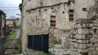 Vinchiaturo, Molise, İtalya 10 Ocak 2024: Tarihi merkezin dar sokaklarından köyün görüntüsü