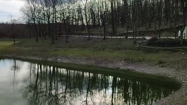 Вінчатуро Молізе Італія Січня 2024 Року Озеро Хіллі Оточене Зеленню — стокове відео