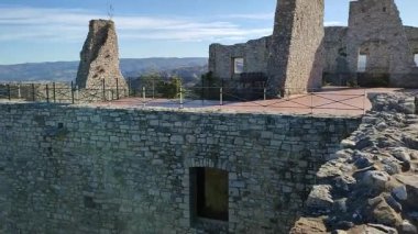 Castropignano, Molise, İtalya 26 Ekim 2023: 14. yüzyıldan kalma Castello D 'Evoli' nin Normanlar tarafından önceden var olan Samnite kalesi üzerine inşa edilmiş hali.