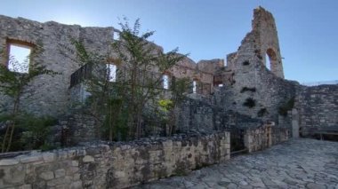 Castropignano, Molise, İtalya 26 Ekim 2023: 14. yüzyıldan kalma Castello D 'Evoli' nin Normanlar tarafından önceden var olan Samnite kalesi üzerine inşa edilmiş hali.