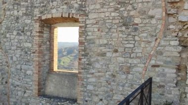 Castropignano, Molise, İtalya 26 Ekim 2023: 14. yüzyıldan kalma Castello D 'Evoli' nin Normanlar tarafından önceden var olan Samnite kalesi üzerine inşa edilmiş hali.