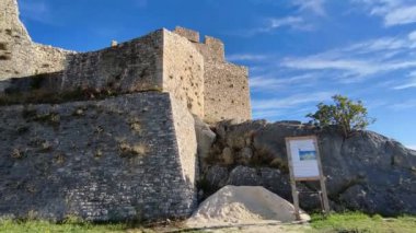 Castropignano, Molise, İtalya 26 Ekim 2023: 14. yüzyıldan kalma Castello D 'Evoli' nin Normanlar tarafından önceden var olan Samnite kalesi üzerine inşa edilmiş hali.