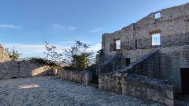 Castropignano, Molise, İtalya 26 Ekim 2023: 14. yüzyıldan kalma Castello D 'Evoli' nin Normanlar tarafından önceden var olan Samnite kalesi üzerine inşa edilmiş hali.