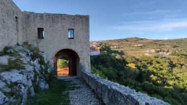 Castropignano, Molise, İtalya 26 Ekim 2023: 14. yüzyıldan kalma Castello D 'Evoli' nin Normanlar tarafından önceden var olan Samnite kalesi üzerine inşa edilmiş hali.