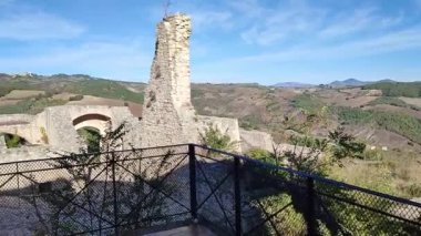 Castropignano, Molise, İtalya 26 Ekim 2023: 14. yüzyıldan kalma Castello D 'Evoli' nin Normanlar tarafından önceden var olan Samnite kalesi üzerine inşa edilmiş hali.