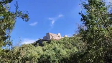 Castropignano, Molise, İtalya 26 Ekim 2023: 14. yüzyıldan kalma Castello D 'Evoli' nin Normanlar tarafından önceden var olan Samnite kalesi üzerine inşa edilmiş hali.