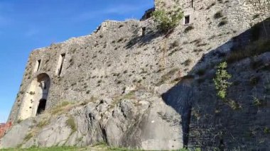 Castropignano, Molise, İtalya 26 Ekim 2023: 14. yüzyıldan kalma Castello D 'Evoli' nin Normanlar tarafından önceden var olan Samnite kalesi üzerine inşa edilmiş hali.