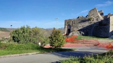 Castropignano, Molise, İtalya 26 Ekim 2023: 14. yüzyıldan kalma Castello D 'Evoli' nin Normanlar tarafından önceden var olan Samnite kalesi üzerine inşa edilmiş hali.