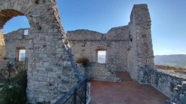Castropignano, Molise, İtalya 26 Ekim 2023: 14. yüzyıldan kalma Castello D 'Evoli' nin Normanlar tarafından önceden var olan Samnite kalesi üzerine inşa edilmiş hali.