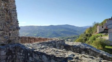 Castropignano, Molise, İtalya 26 Ekim 2023: 14. yüzyıldan kalma Castello D 'Evoli' nin Normanlar tarafından önceden var olan Samnite kalesi üzerine inşa edilmiş hali.