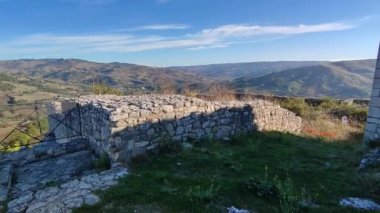 Castropignano, Molise, İtalya 26 Ekim 2023: 14. yüzyıldan kalma Castello D 'Evoli' nin Normanlar tarafından önceden var olan Samnite kalesi üzerine inşa edilmiş hali.