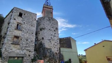 Castropignano, Molise, İtalya 26 Ekim 2023: Lombard şatosunun kalıntıları üzerine saat kulesi dikildi