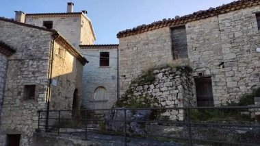 Castropignano, Molise, İtalya 26 Ekim 2023: Tarihi merkezin sokaklarından köyün görüntüsü