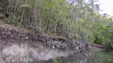 Castropignano, Molise, İtalya 26 Ekim 2023: Megalitik duvarların kalıntılarına uzanan Contrada Vallefrani yolu, M.Ö. 4. yüzyıldan kalma, ve Biferno Vadisi 'ne bakan kayalık bir uçurum olan Cantone della Fata' ya uzanır.