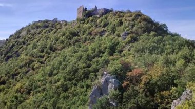 Castropignano, Molise, İtalya 26 Ekim 2023: Castello D 'Evoli' nin aşağısındaki Carpineto ormanında kayalık bir uçurum olan Cantone della Fata 'dan Biferno Vadisi Panoraması