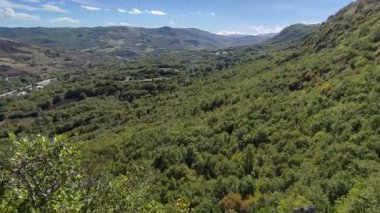 Castropignano, Molise, İtalya 26 Ekim 2023: Castello D 'Evoli' nin aşağısındaki Carpineto ormanında kayalık bir uçurum olan Cantone della Fata 'dan Biferno Vadisi Panoraması