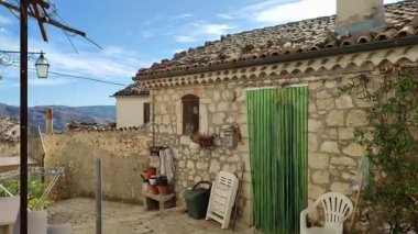 Castropignano, Molise, İtalya 26 Ekim 2023: Tarihi merkezin sokaklarından köyün görüntüsü