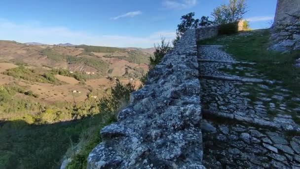 2023年10月26日 意大利莫利斯 Castropignano 14世纪Castello Evoli概览 诺曼人在先前存在的Samnite要塞上建造 — 图库视频影像