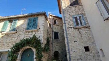 Castropignano, Molise, İtalya 26 Ekim 2023: Tarihi merkezin sokaklarından köyün görüntüsü