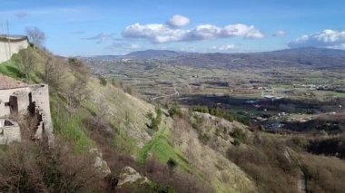 Boiano, Molise, İtalya 9 Kasım 2023: Giudecca 'nın Yahudi mahallesinden Civita Superiore di Boiano köyünün genel görünümü