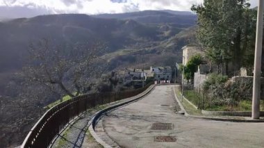 Boiano, Molise, İtalya 9 Kasım 2023: Salita Piaggia bakış açısından köy genel görünümü