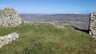 Boiano, Molise, İtalya 9 Kasım 2023: 11. yüzyılda inşa edilen ve Sivita Superiore köyüne hakim olan Norman Pandone Kalesi 'nin kalıntılarının genel görünümü