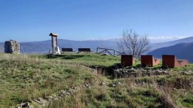 Boiano, Molise, İtalya 9 Kasım 2023: 11. yüzyılda inşa edilen ve Sivita Superiore köyüne hakim olan Norman Pandone Kalesi 'nin kalıntılarının genel görünümü