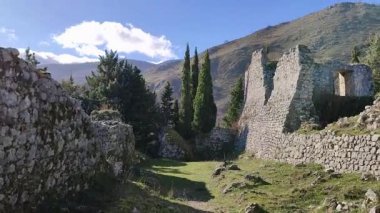 Boiano, Molise, İtalya 9 Kasım 2023: 11. yüzyılda inşa edilen ve Sivita Superiore köyüne hakim olan Norman Pandone Kalesi 'nin kalıntılarının genel görünümü