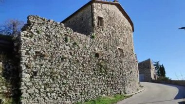 Boiano, Molise, İtalya 9 Kasım 2023: Largo San Giovanni belediye erişim yolundan Civita Superiore di Boiano köyüne genel bakış