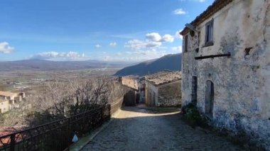 Boiano, Molise, İtalya 9 Kasım 2023: Giudecca 'nın Yahudi mahallesinden Civita Superiore di Boiano köyünün genel görünümü